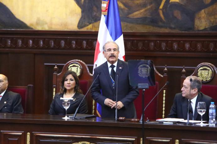 GobiernoDanilo's tweet photo. De seguir así, a lo largo de este año podríamos llegar a ver cómo ¡por primera vez en nuestra historia! la pobreza queda por debajo del umbral del 20%. #Danilo27F  #RDMejorEn2020 https://t.co/aSGivWxDO7
