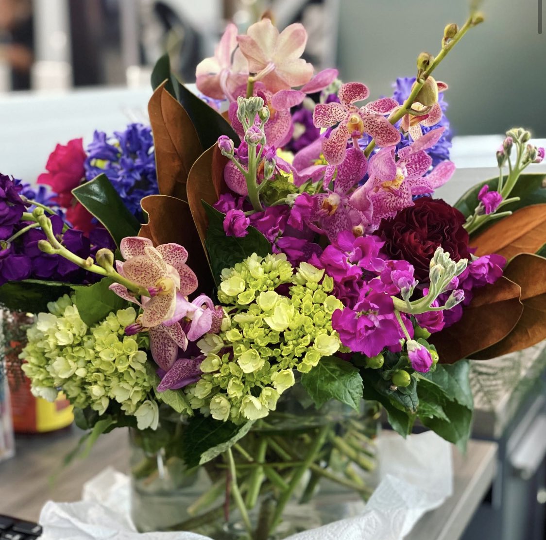 AnnieYuTV's tweet photo. Thank you to the National Association of Broadcasters for this stunning arrangement! ๐ How beautiful. Flowers are truly a gift to this Earth! #littlethings #grateful @nabtweets #WeAreBroadcasters #NABSLC2020 #StateLeadershipConference #NAB https://t.co/KLSMwPGWWt