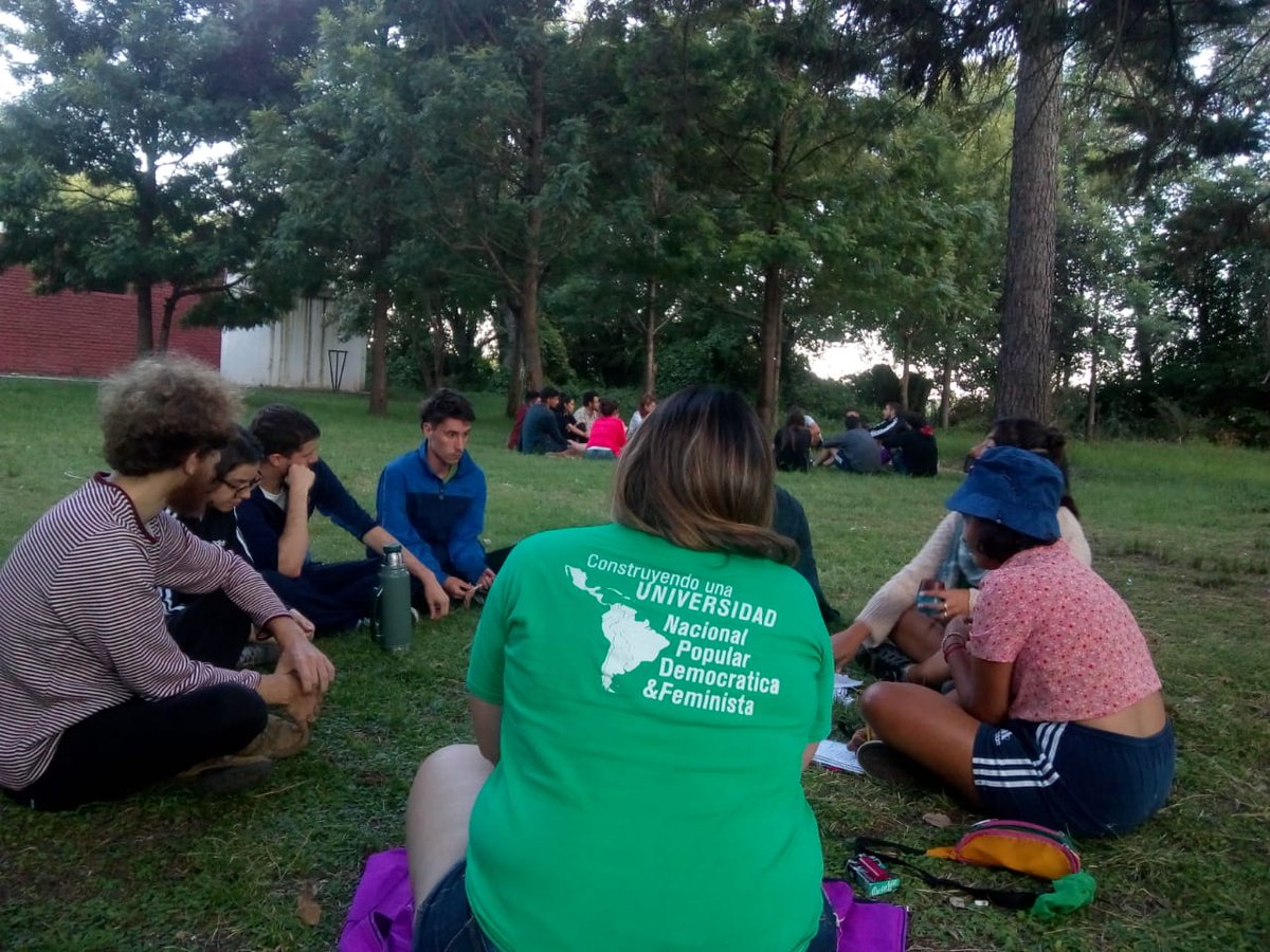 la_mariategui's tweet photo. Estudiantes secundarios, terciarios y universitarios de todo el país elegimos pensar y construir un proyecto de educación que se proponga transformar la universidad desde adentro para que llegue a todos, todas y todes ☀ https://t.co/ye2jCPI7sz