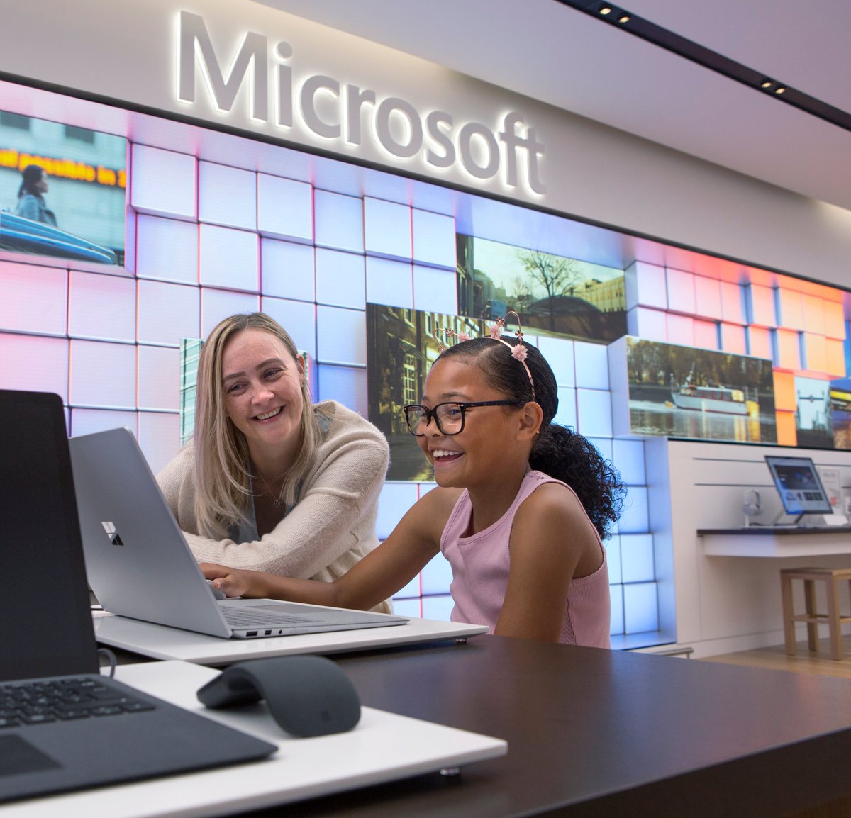 YCDMultimedia's tweet image. london flagship microsoft store. the most powerful global digital signage network we saw. Large #multidisplay of #videowalls and #LED managed as one single system.  that's why it deserved the prestigious DailyDOOH Award 
#retailtech #digitalsignage #retailstore #videowalls  #dooh