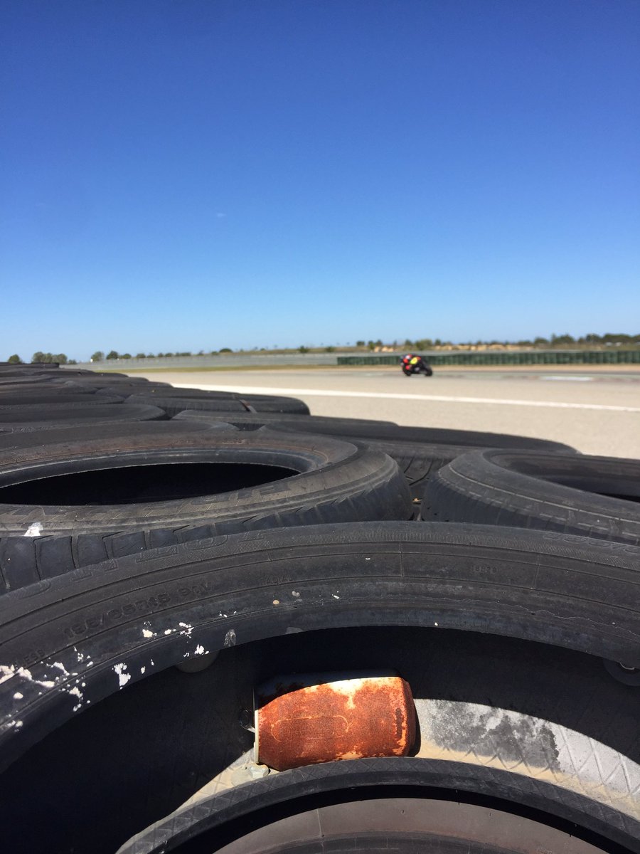 Kinifumi's tweet photo. Despues de 3 años y visitar varios curcuitos es la primera vez que el cuerpo me pide volver a subir en mi Suzuki en pista. Me ha enamorado desde fuera este circuito a tan solo 30 minutos de mi casa. 😍 #inlovewiththisplace https://t.co/yyvDH7xzpW