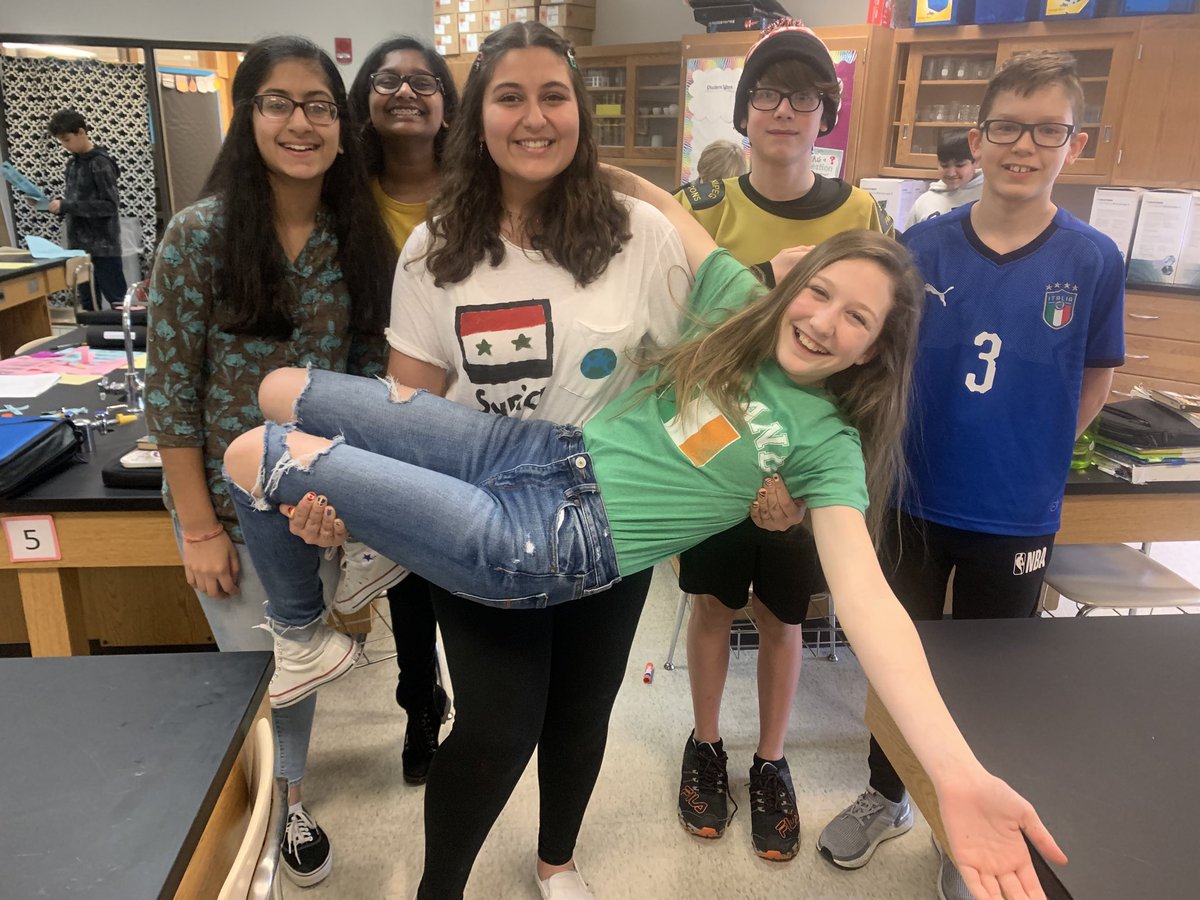 Mrs_Karetsky's tweet image. World Language Week! Awesome representation from period 3! #ourbestSMS #smsteamPhoenix #worldlanguageweek