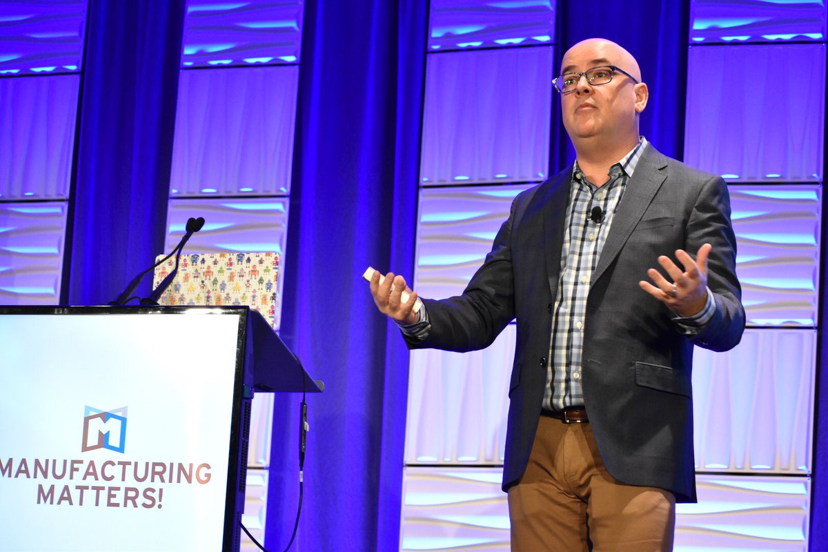 KellyLietz's tweet photo. “25% of the robots of the future are projected to be co-bots.” @BaldFuturist #MFGmatters2020 https://t.co/59a1dJ3HDK