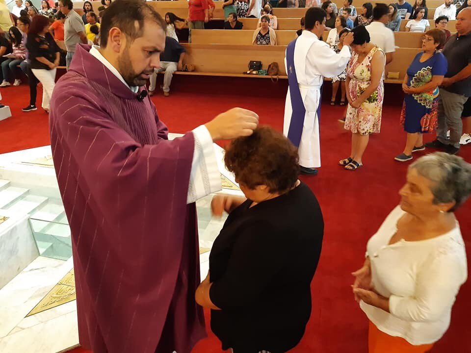 StosApostoles's tweet photo. "Si Jesucristo entra en lo secreto de nuestra vida, habrá una recompensa". Esa fue parte de la exhortación que nuestro párroco Francisco realizó en la misa de #MiércolesDeCenizas y que dio inicio a la #Cuaresma2020 en nuestra parroquia
#ayuno #limosna #oración https://t.co/7RQQBbtloO
