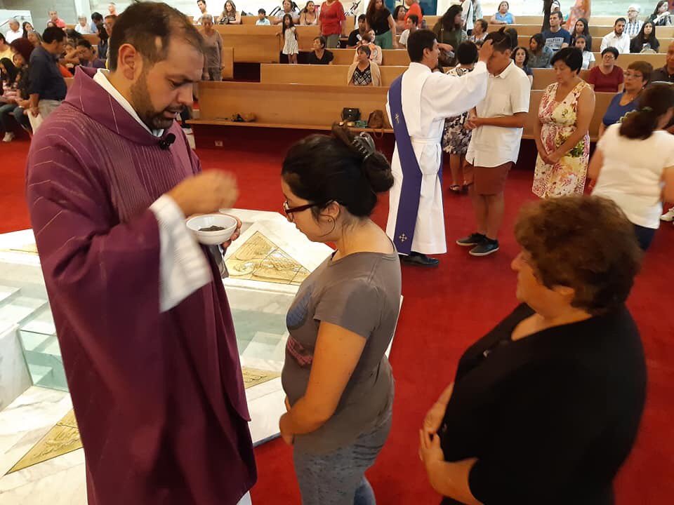 StosApostoles's tweet photo. "Si Jesucristo entra en lo secreto de nuestra vida, habrá una recompensa". Esa fue parte de la exhortación que nuestro párroco Francisco realizó en la misa de #MiércolesDeCenizas y que dio inicio a la #Cuaresma2020 en nuestra parroquia
#ayuno #limosna #oración https://t.co/7RQQBbtloO