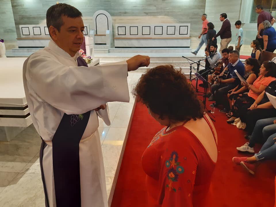 StosApostoles's tweet photo. "Si Jesucristo entra en lo secreto de nuestra vida, habrá una recompensa". Esa fue parte de la exhortación que nuestro párroco Francisco realizó en la misa de #MiércolesDeCenizas y que dio inicio a la #Cuaresma2020 en nuestra parroquia
#ayuno #limosna #oración https://t.co/7RQQBbtloO