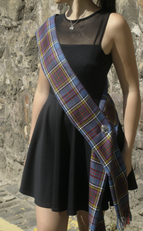 Ladies, finish off your outfit with your #tartan #sash

Wear it fastened by a brooch at the hip or tied.

Choose from different fabric weights, tartans and colour ways.

Shop now: clan.com/products/women…