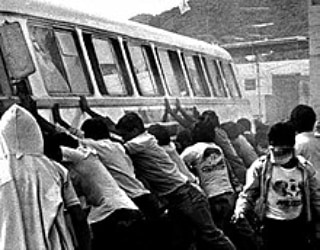 FreddyBernal's tweet photo. Un #27Feb hace 31 años se desató el #Caracazo, pueblo rebelde cansado del neoliberalismo de Carlos Andrés Pérez, el #FMI y la crisis puntofijista de la Cuarta República; marcando así el fin de la dominación oligárquica y el inicio de una Patria Libre, Justa y Soberana. https://t.co/gi87QnSinR