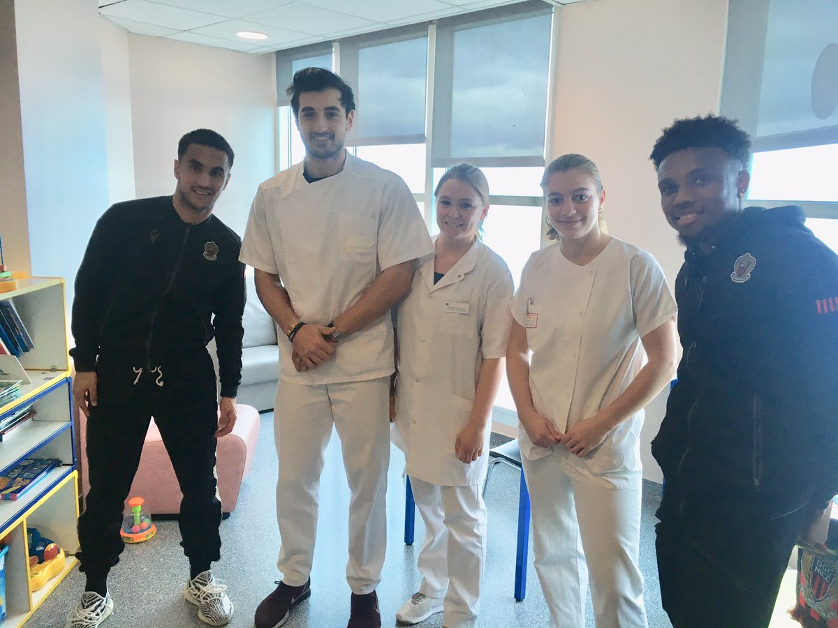 🏨👧🏼👦🏻 Mercredi, @adamounas11 et <a href="/Burner_Patrick_/">Patrick Burner</a> ont réservé une belle surprise aux enfants présents à l’hôpital <a href="/FLenval/">Fondation Lenval</a>.

✍🏻📸 Distribution de cadeaux, autographes, photos...les 2 Aiglons ont régalé tous leurs petits supporters 🤩🎁.

#LesMercredisDeLenval 
#JouonsLaCollectif