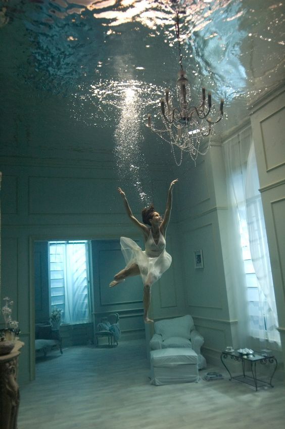 adoreyouonly's tweet photo. this looks exactly like my favorite photographs EVER "a girl in a room" shot by underwater photographer, phoebe rudomino.. the 2nd picture was also posted by harry on instagram awhile back https://t.co/3CzfJJ7H5w