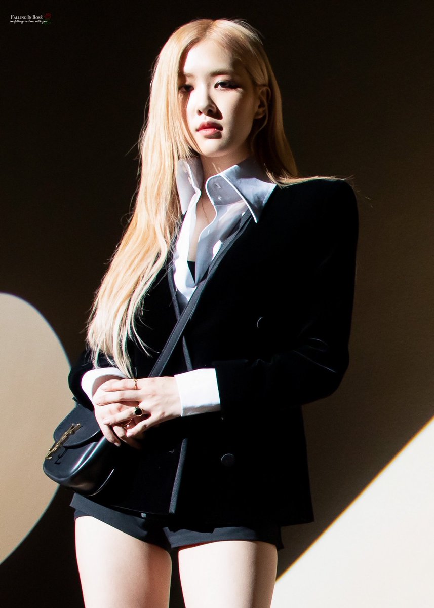 FALLING IN ROSÉ tweet media
