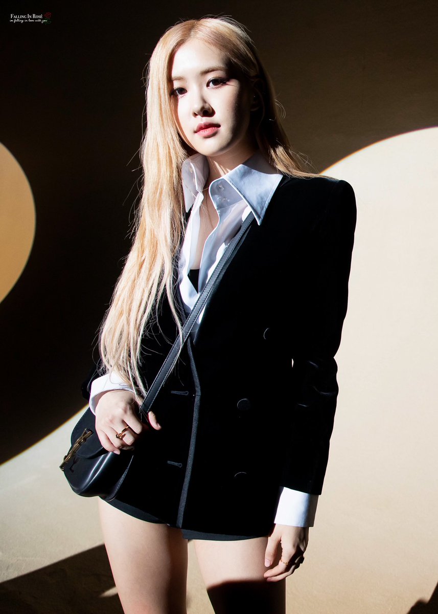 FALLING IN ROSÉ tweet media