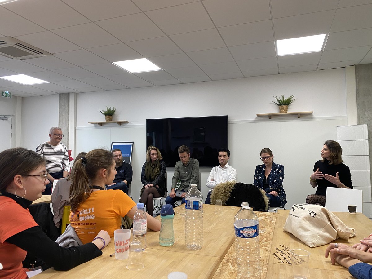 InformatiqueBP's tweet image. Déconstruire les stéréotypes de genre tout en affirmant leur complémentarité : exercice délicat mais enrichissant lors de cette deuxième table ronde organisée pour nos #GirlsRCoding. Une multitude de facettes pour des métiers très différents des uns et des autres.