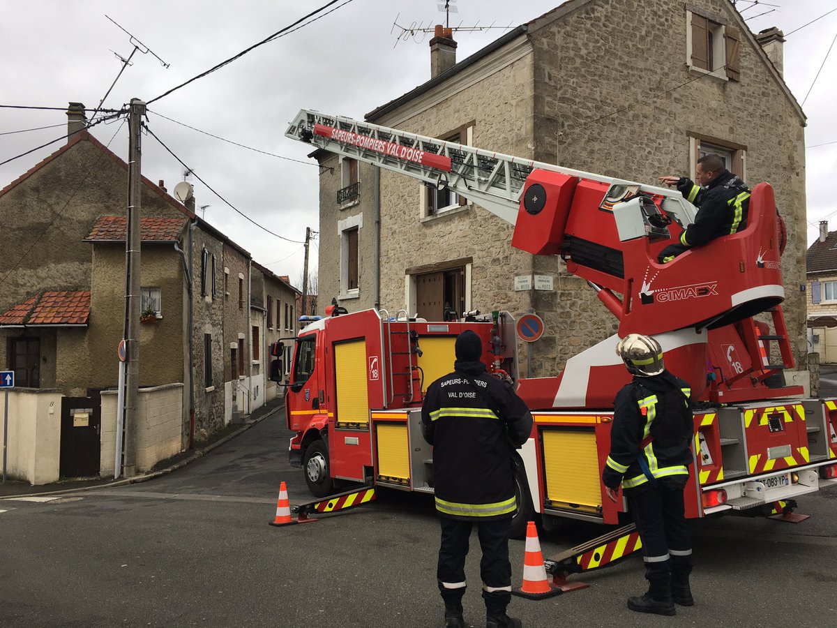Placé en vigilance jaune, le Val d’Oise connaît des rafales de vent violentes. Des dégâts uniquement matériels ont été constatés à Méry, avenue Marcel Perrin, à l’école Pablo Neruda et à la Bonneville. Les pompiers, la Police et les Services techniques sont à pied d’œuvre. 
#vent