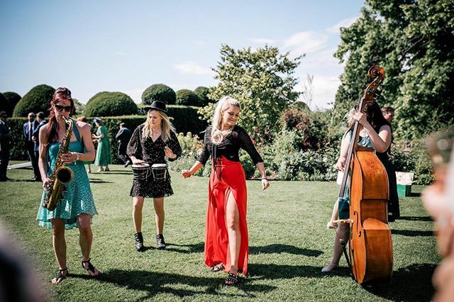 Looking to add a little fun to your drinks reception? Well, a super cool band, drinks on the top lawn and some glorious sunshine and you’re on to a winner...🙌🏻 @katiehamiltonphotography 
#allnightlong #girlband #cocktailhour #summerlove ift.tt/3ccL4sL