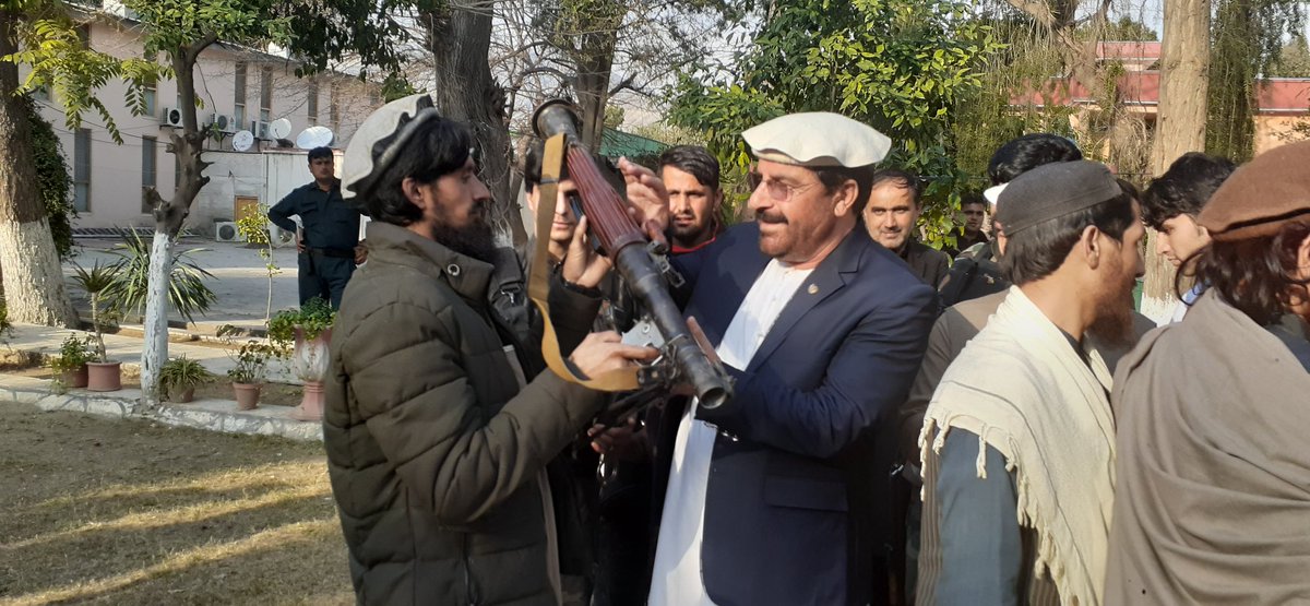 201CorpsSelab's tweet photo. نن په کونړ ولایت کی 39 تنه داعش جنګیالی افغان ځواکونو ته تسلیم شول. د 201 سیلاب قول اردو 2 لوا ځواکونه په دوامداره توګه په کنړ ولایت کی دداعش په وړاندی جنګیږی چی د زیاتو نظامی فشارونو له امله دغه داعش جنګیالی و افغان دولت ته تسلیم شول.
#DaeshSurrender #Kunar #Afghanistan https://t.co/C1UaUK5wzt