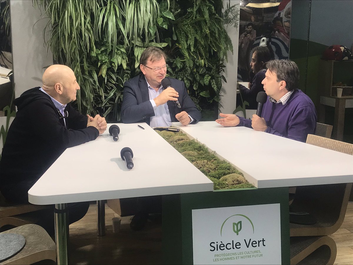 sieclevert's tweet photo. Est il encore possible de sauver nos #campagnes ? 🌱Suivez le #débat sur notre stand #sieclevert avec Luc Jacquet, Maire de Fouronnes et agriculteur et François Garrain président de @Musicalarue https://t.co/QnsKG3hqQp