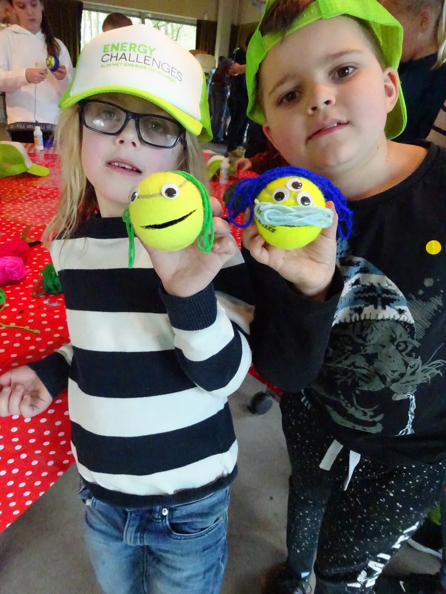 st_technotrend's tweet image. Leerlingen maken tijdens het programma Energy Challenges EnergieVreters van oude tennisballen. Deze kunnen met hun PacMan-bekje op een tochtende deur, lekkende kraan of zinloos aanstaand Digibord worden geplaatst. Zo wordt duidelijk zichtbaar dat iets hier energie vreet!