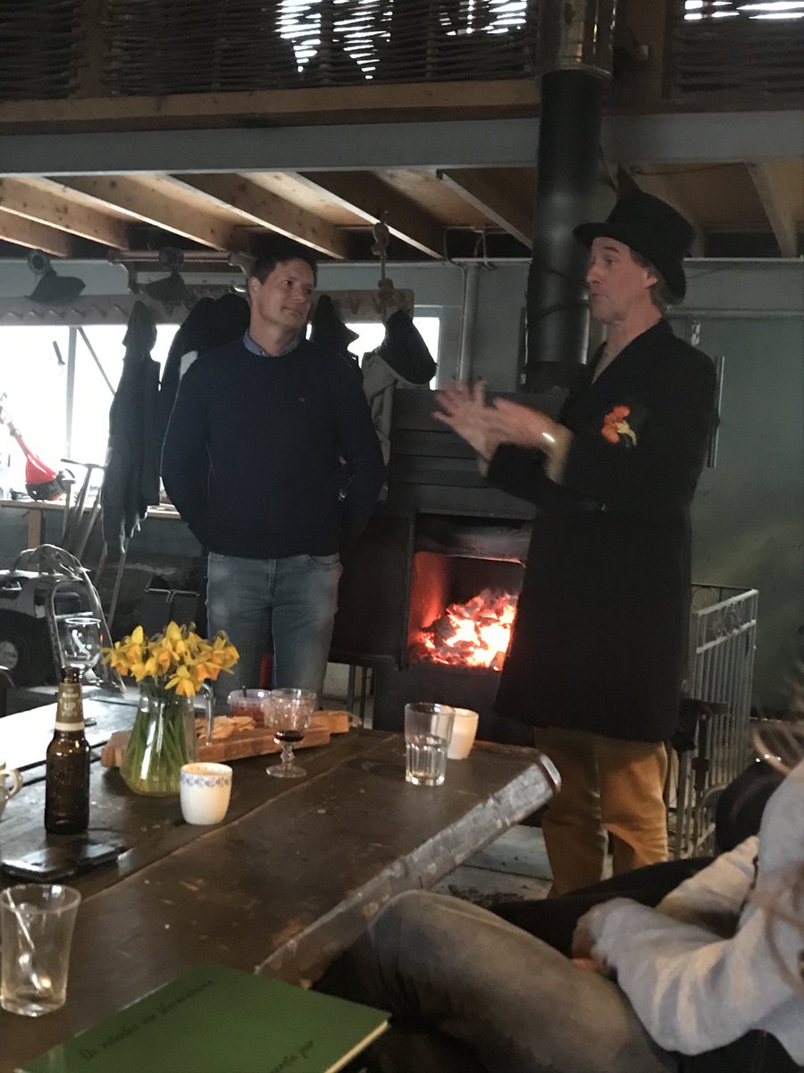 Medewerker Ted Smit wordt terecht in het zonnetje gezet door Ruud Vermeer. Beiden hebben ervoor gezorgd dat onze rotondes prachtig zijn ingericht met oa biologische bloembollen van John Huiberts.