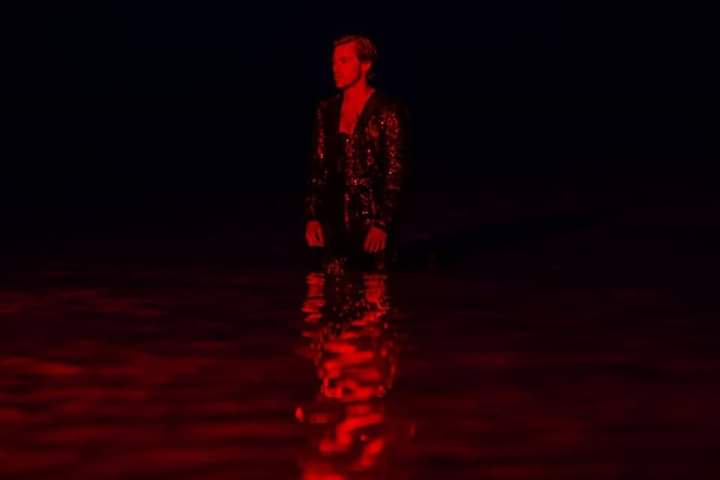 isharrystylesnw's tweet photo. "El agua es el elemento melancólico, cuándo el corazón está triste toda el agua del mundo se transforma en lágrimas"
-Harry Styles https://t.co/Zvu72X8YZI