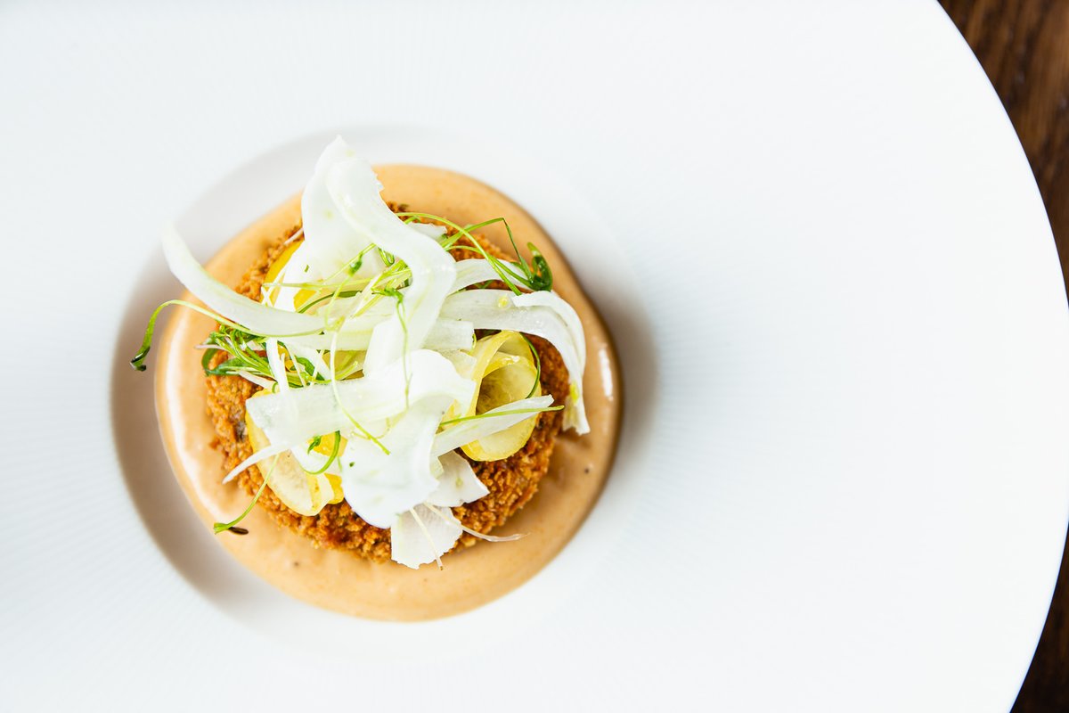 Some people can take or leave breakfast, but everyone loves a proper lunch. Our lunch menu has all your favourites with a tasty twist. This is our Cornish Crab Cake,  with Confit Lemon, Fennel and creamy Brown Crab Mayonnaise
oxfordbluepub.co.uk/menus/menu-gam…