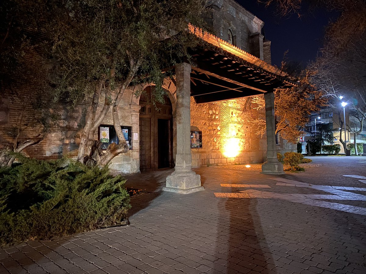 MovilZona's tweet image. ¿#Phone11Pro o Samsung #GalaxyS20Ultra? ¿Izquierda o derecha? ¿Quién es quién? ¡Escoge la mejor fotografía! Próximamente comparativa en nuestra web y canal de YouTube. 😋