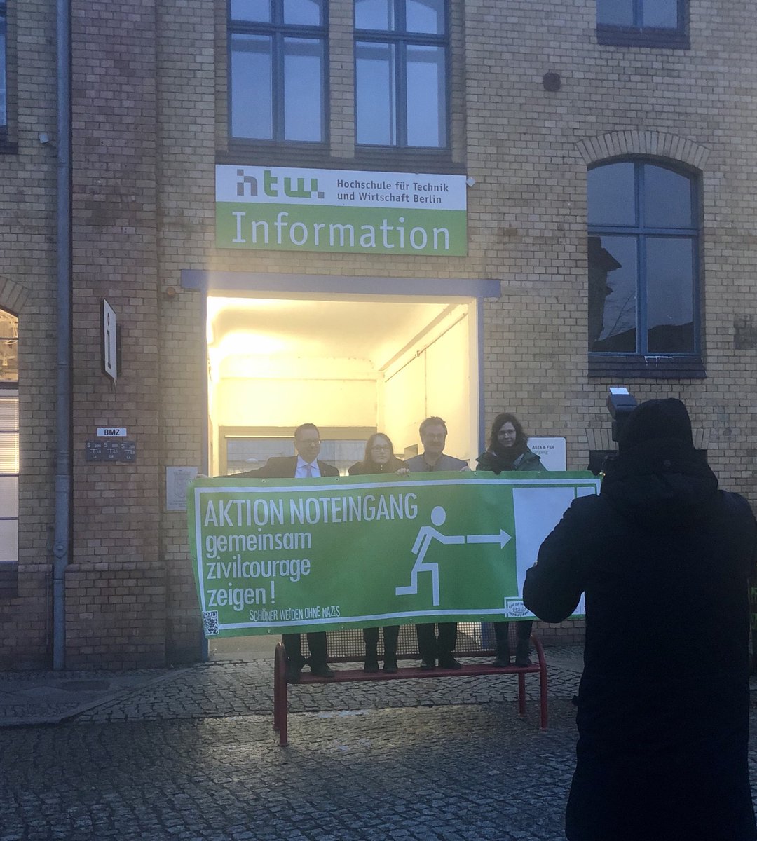 Maria_A_Schmidt's tweet photo. #FlaggeZeigen @HTW_Berlin beteiligt sich an der Aktion #Noteingang im @BaBerlinTK
#DonnerstagDerDemokratie
#offeneHochschule
#BehindTheScenes https://t.co/thjnAzAcvZ
