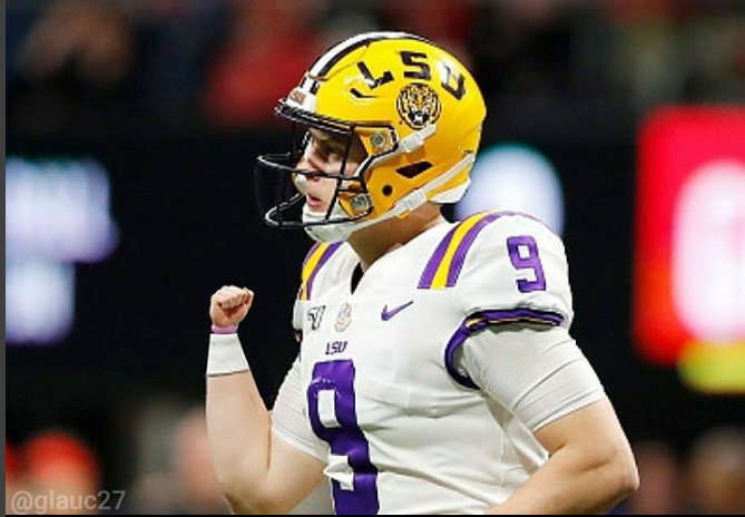 IanMBudding's tweet photo. Joe Burrow and the #TinyHandsChallenge https://t.co/0FDLjrU8by https://t.co/xvEIhVfkcF