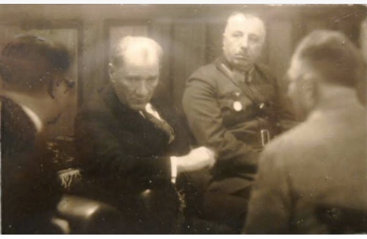 #sehitlerimizvar
Bir subay şehit oldu diye "Menemen'i yakın" diyen Mustafa Kemal Atatürk'ü özledik