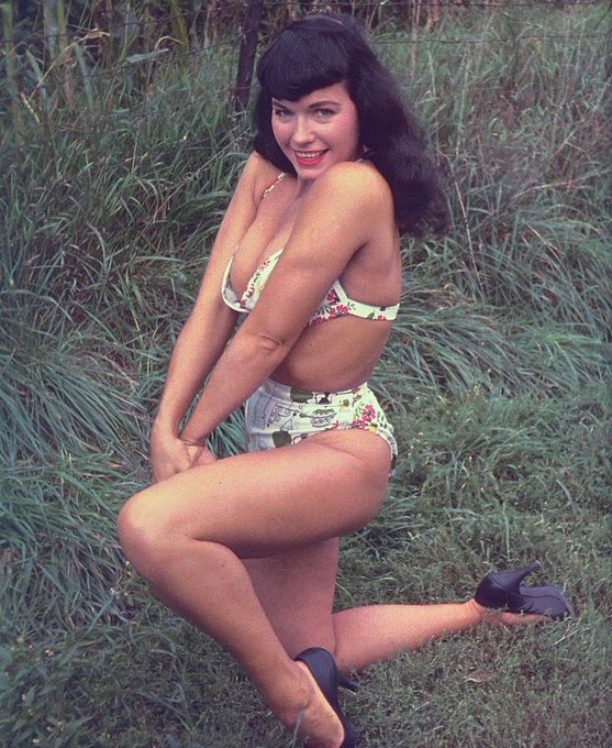 Dreaming of spring... and Bettie, of course 🌺☀️🌸
.
#bettiepage #pinupqueen #1950s #retrostyle #pinupgirl