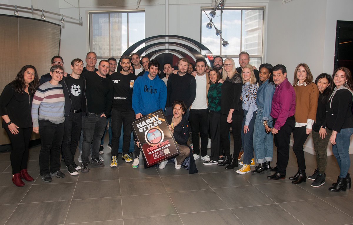 HITSDD's tweet photo. .@Harry_Styles goes PLATINUM with #FineLine https://t.co/aOv2tfROBe https://t.co/JYA3qJdras