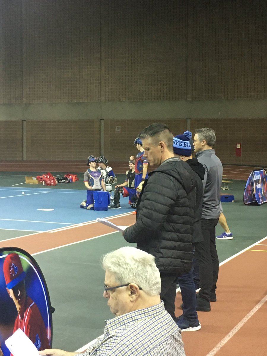 ABCacademie's tweet photo. Coach Hamilton scrute les joueurs d’avant-champs. Les joueurs tentent de l’impressionner. @baseballcanada @baseballquebec #RêvezGrand #MLBShowcase https://t.co/c7twzqE5E3