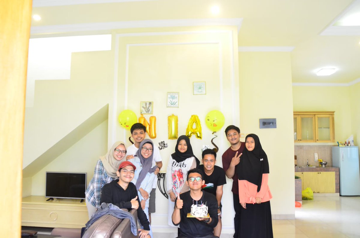 _why18's tweet image. Best friends