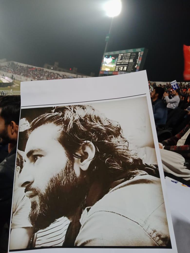 Sufyanis_tan's tweet image. آج راولپنڈی کرکٹ اسٹیڈیم #PLSV تحریک آزادی کے عظیم جنگجو  پی ایچ ڈی سکالر ڈاکٹر منان وانی شہید کے پوسٹر لاکر پنڈی بوائز #کشمیریوں سے محبت اور یکجہتی کا مظاہرہ کر رہےہیں
#StandWithKashmir