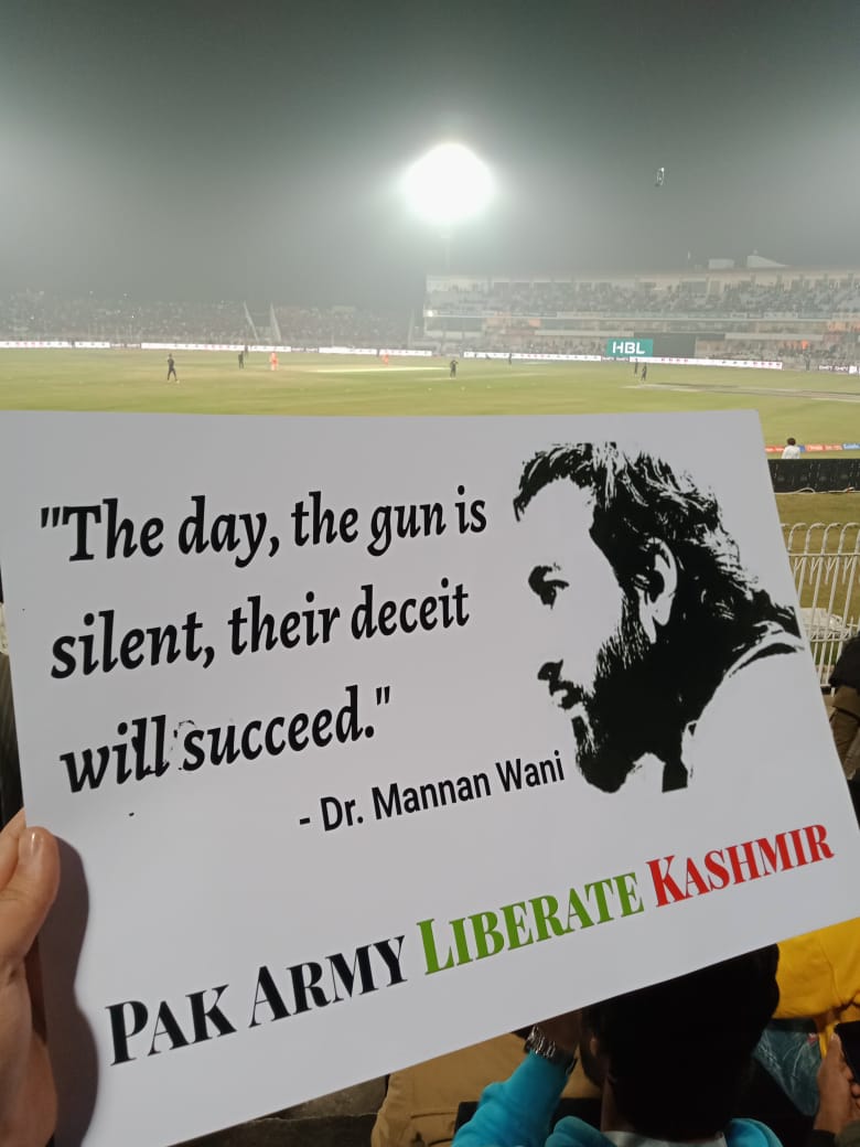 Sufyanis_tan's tweet image. آج راولپنڈی کرکٹ اسٹیڈیم #PLSV تحریک آزادی کے عظیم جنگجو  پی ایچ ڈی سکالر ڈاکٹر منان وانی شہید کے پوسٹر لاکر پنڈی بوائز #کشمیریوں سے محبت اور یکجہتی کا مظاہرہ کر رہےہیں
#StandWithKashmir