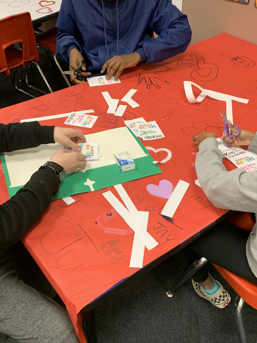 CISJalaina's tweet image. Prep work for “Kindness Pops”, many hands for a lot of prep work! @DELCBlue #kindnessweek #prepwork #gettingreadyfortomorrow