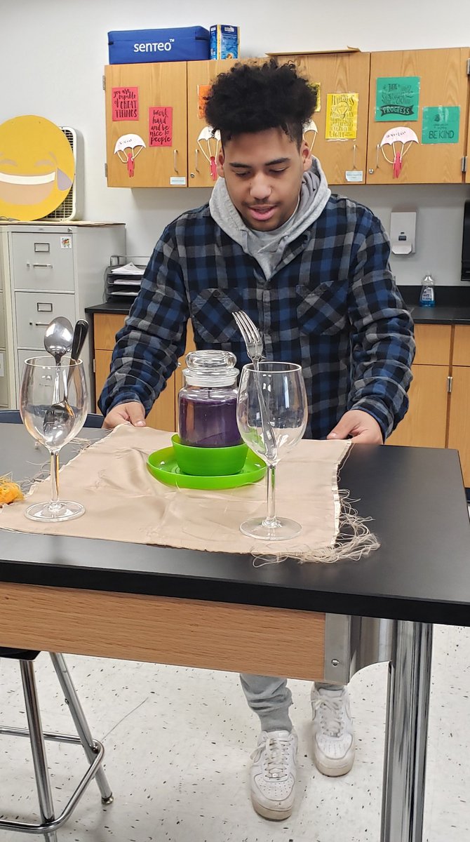 RotoliScience's tweet image. It's inertia day in Physics Insights! We're learning about Newton's First Law with lots of hands on activities! @VictorSeniorHS