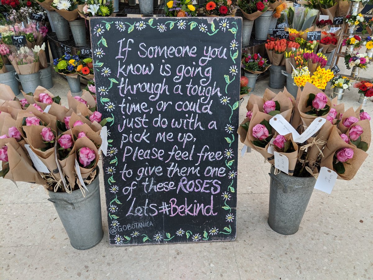 TallyHarman's tweet photo. You don't need to look hard in #Brighton to find creativity and acts of kindness. @gobotanica making a lot of people feel  special this evening, giving away roses to gift 💕 
#Bekind #littleactsofkindness https://t.co/YiXZ3Jk0x2
