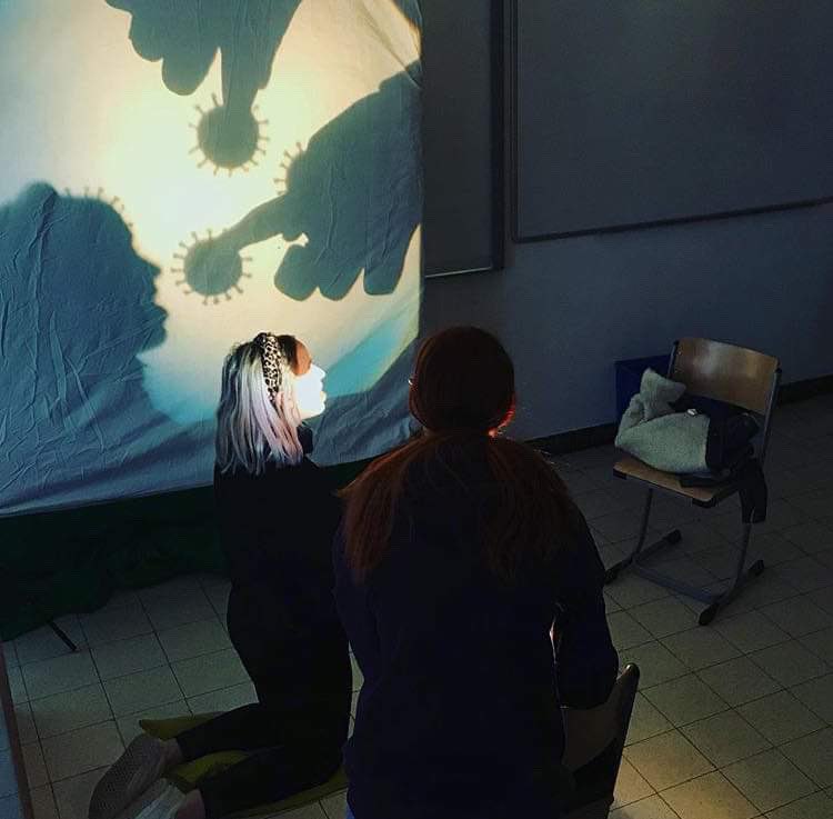 RosiusHanne's tweet photo. Combineer die oude overheadprojector met een iPad! Oude en nieuwe media in 1 project! Hoe verspreidt het Coronavirus zich? Knap idee van PO - collega Karine Peters 👌👌👌 #appledu @PXLEducation Ook voor #pav https://t.co/Pb3mUqzzjM