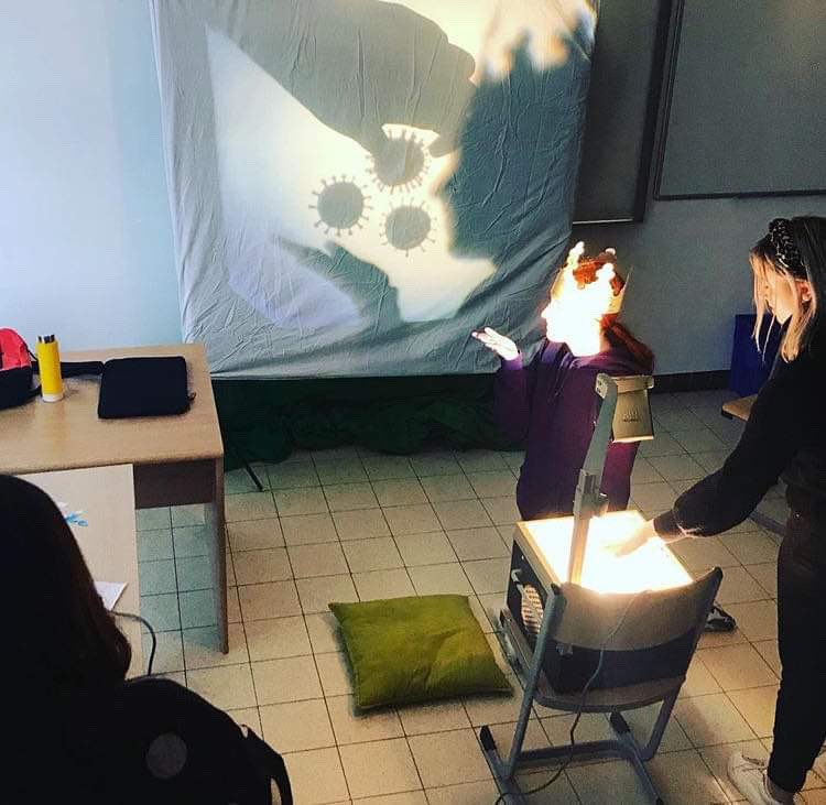 RosiusHanne's tweet photo. Combineer die oude overheadprojector met een iPad! Oude en nieuwe media in 1 project! Hoe verspreidt het Coronavirus zich? Knap idee van PO - collega Karine Peters 👌👌👌 #appledu @PXLEducation Ook voor #pav https://t.co/Pb3mUqzzjM
