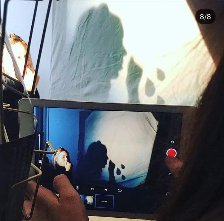 RosiusHanne's tweet photo. Combineer die oude overheadprojector met een iPad! Oude en nieuwe media in 1 project! Hoe verspreidt het Coronavirus zich? Knap idee van PO - collega Karine Peters 👌👌👌 #appledu @PXLEducation Ook voor #pav https://t.co/Pb3mUqzzjM