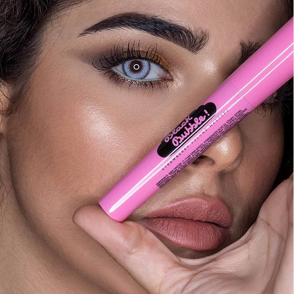 Glamtownshop's tweet photo. La fórmula es vegetariana y vegana, y libre de siliconas, vaselina y parabenos de la máscara Black Bubble de @nevecosmetics_es es idea para darle volumen extremo a tu pestañas al tiempo que las mimas gracias a sus ingredientes. https://t.co/ABdRH3mZwQ