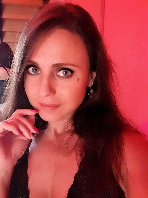 #stranigiorni #viviamostranigiorni 🌃 #silviabianco #vegangirl #happygirl #globetrottergirl 🌏 https://t<a href="/tag/stranigiorni"class="tags">#stranigiorni</a><a href="/tag/viviamostranigiorni"class="tags">#viviamostranigiorni</a><a href="/tag/silviabianco"class="tags">#silviabianco</a><a href="/tag/happygirl"class="tags"><span>#happygirl</span></a><a href="/tag/vegangirl"class="tags"><span>#vegangirl</span></a><a href="/tag/globetrottergirl"class="tags"><span>#globetrottergirl</span></a>