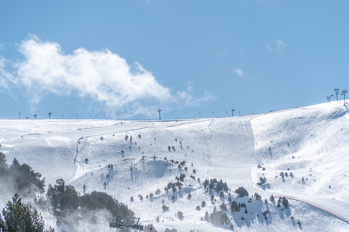 grandvalira's tweet photo. CAT | Grandvalira, ideal per gaudir sense límits de la neu en família, amb amics i en parella https://t.co/WIECkH6ZDk #Grandvalira #Snowvolution https://t.co/fO5C6E4s32