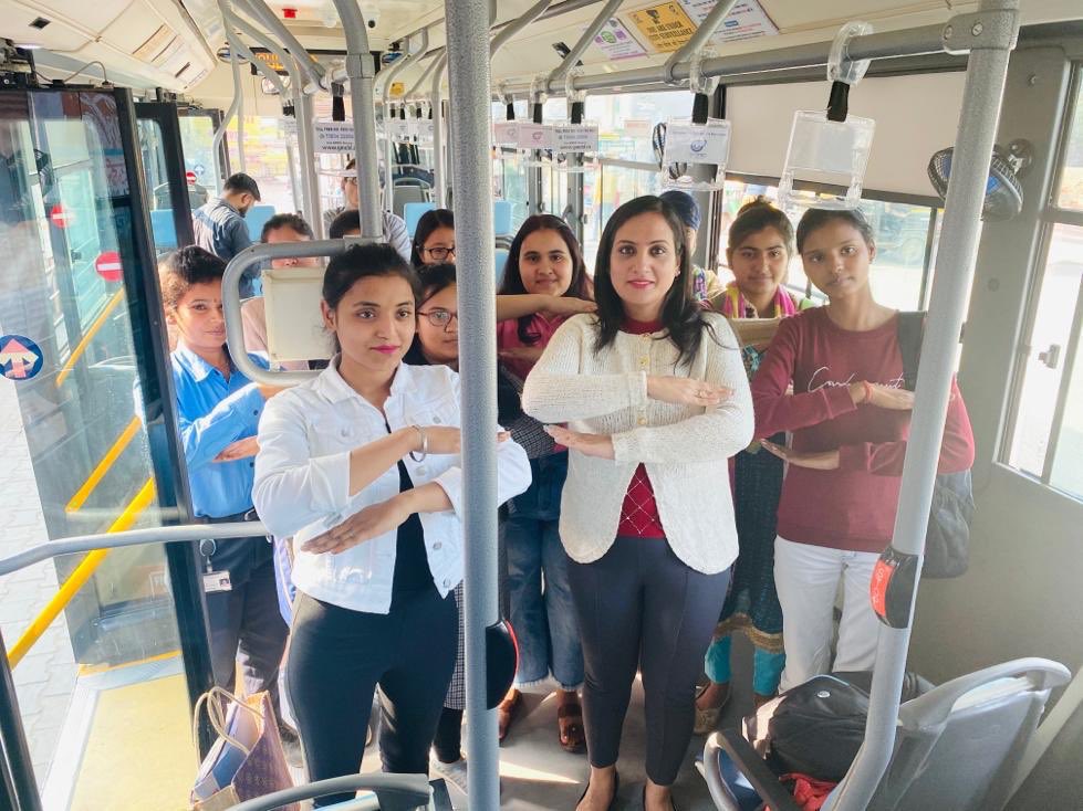 opsinghips's tweet photo. Thanks ⁦@sonalgoelias⁩ for motivating young girls to strike #EachForEqual pose encouraging them to run in #GurugramMarathon2020. ⁦@cmohry⁩ #WayToGo https://t.co/seofRNEz7M