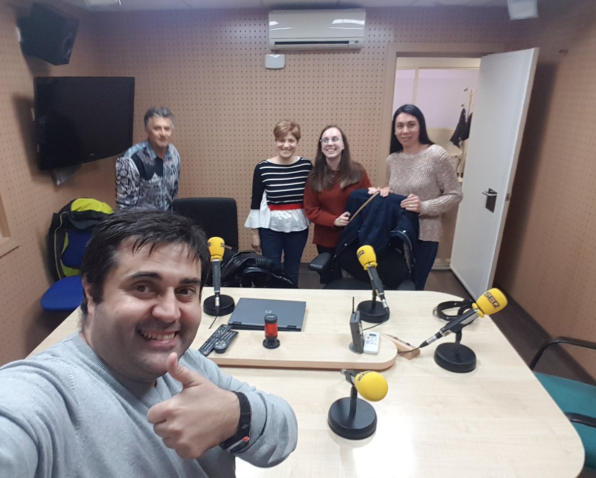 DomingoRda76's tweet photo. Buena experiencia ayer en la SER acompañando a mi alumna Esther Torres que ha conseguido una de las becas de la fundación Amancio Ortega. ¡Enhorabuena y disfrútala! https://t.co/fwXv8f3xKN