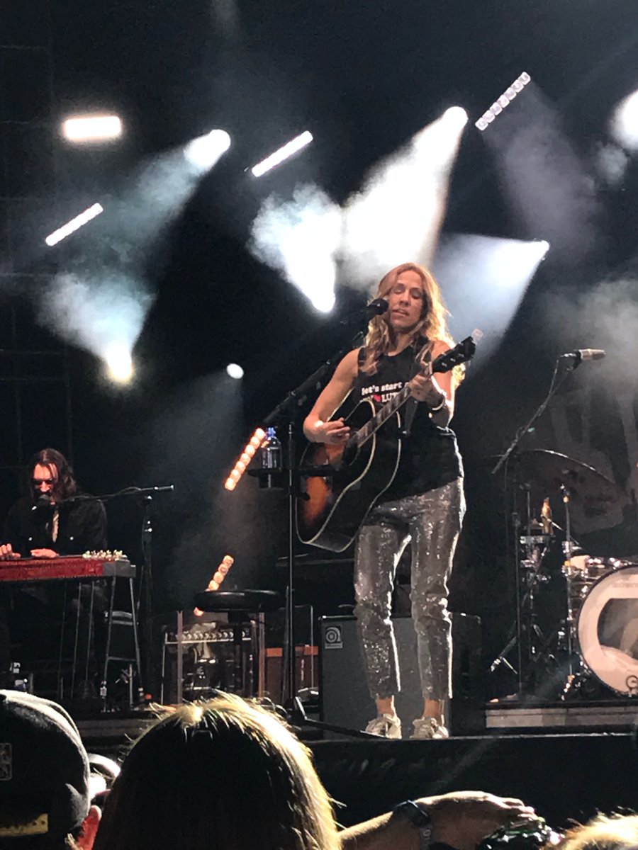 TeleWineGroup's tweet photo. Fun at #InningsFest 2019 with Sheryl Crow. 2020 Innings Festival is this weekend February 29 and March 1. Wine, music and baseball! Who else is going? @Inningsfest #DaveMatthews #Struts #Weezer #RyanDempster #JakePeavy https://t.co/o0CYSgHMfa