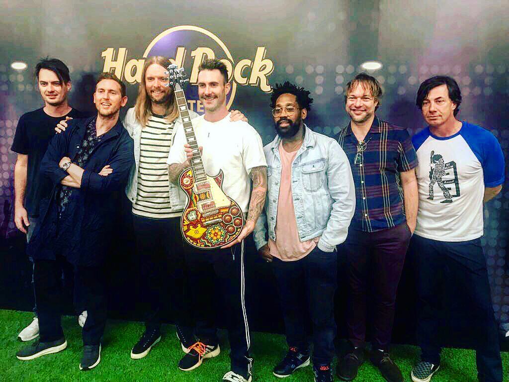#Throwbackthursday A propósito del show de la banda Maroon 5 hace unos días en CDMX, recordamos cuando hace unos años les obsequiamos una guitarra decorada con arte wixárika,compartiendo con ellos nuestro empeño en generar conciencia y respeto a las comunidades indígenas #Maroon5