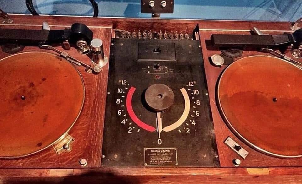 musixmagpy's tweet photo. Posiblemente la primera mesa de mezclas.

Creado en 1920 por Western Electric con el modelo d-86850.

📸: Lenny Field https://t.co/YCYUL4wdXD
