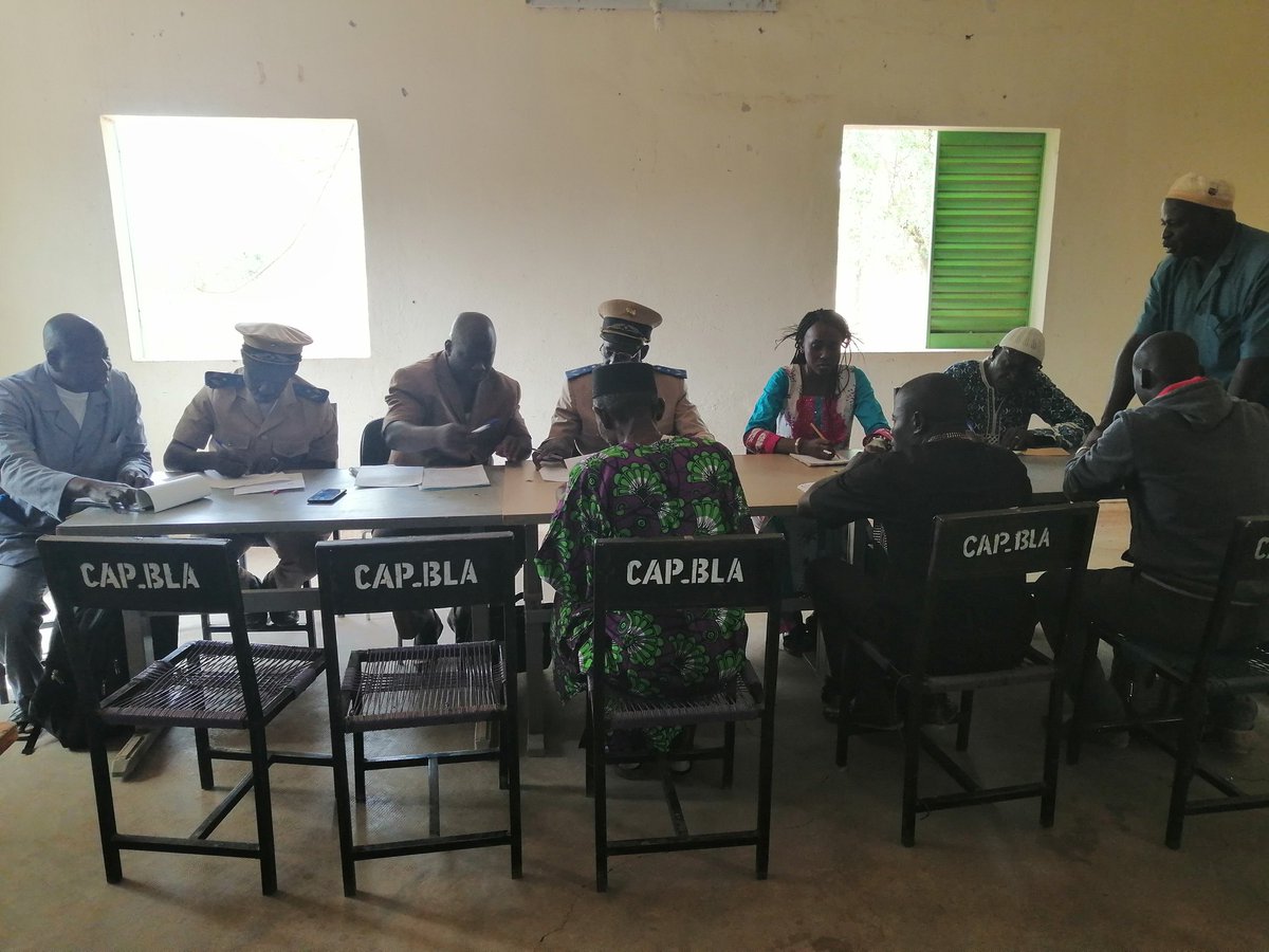 Araba_Coulibaly's tweet photo. La délégation du programme zones libres de tout travail d'enfants #TPAE travail : pas une affaire d'enfant à la rencontre des autorités et acteurs locales pour sa mise en œuvre.
Il faut tout un village pour élever un #enfant et le scolariser.
#InternationalEducation https://t.co/0qbhShl3rq